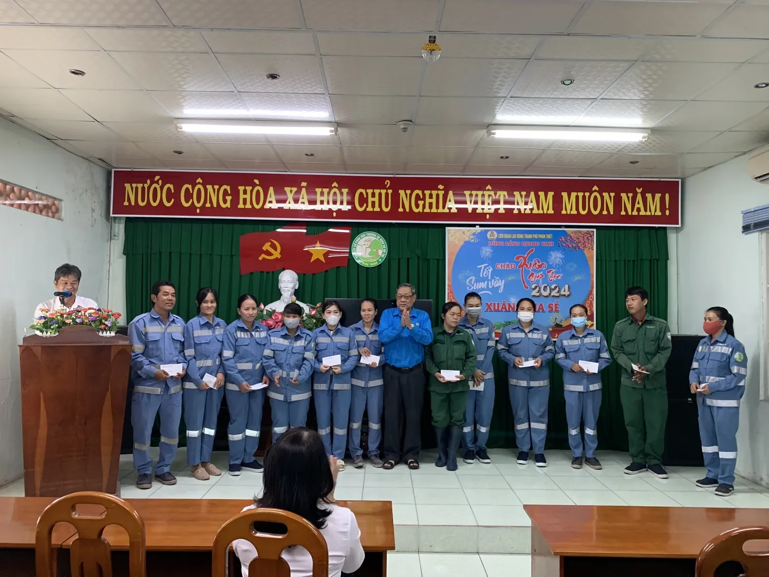 Ông Võ Huy Luận - Chủ tịch Liên đoàn lao động thành phố Phan Thiết tặng quà cho người lao động.