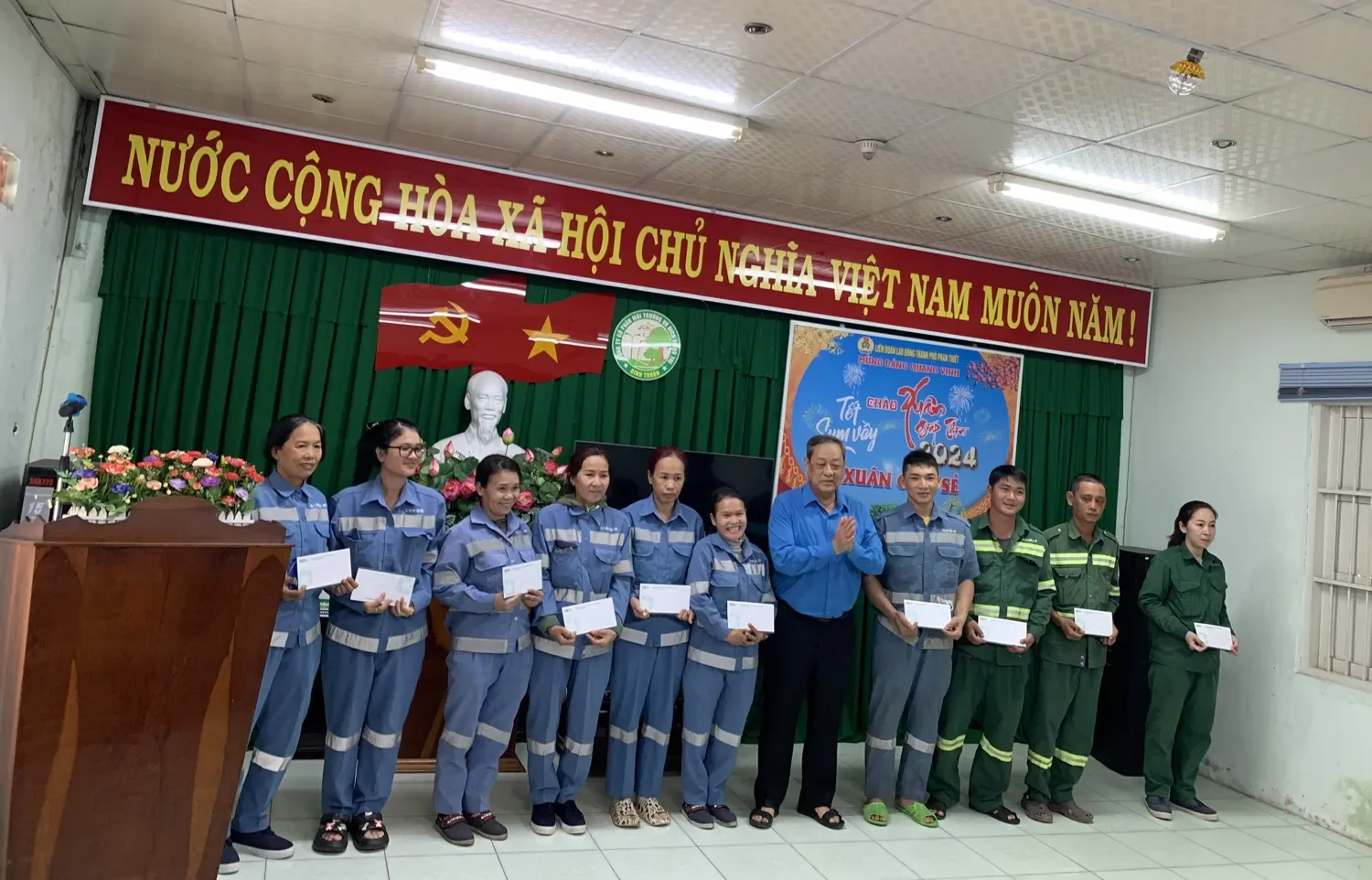 Ông Võ Huy Luận - Chủ tịch Liên đoàn lao động thành phố Phan Thiết tặng quà cho người lao động.