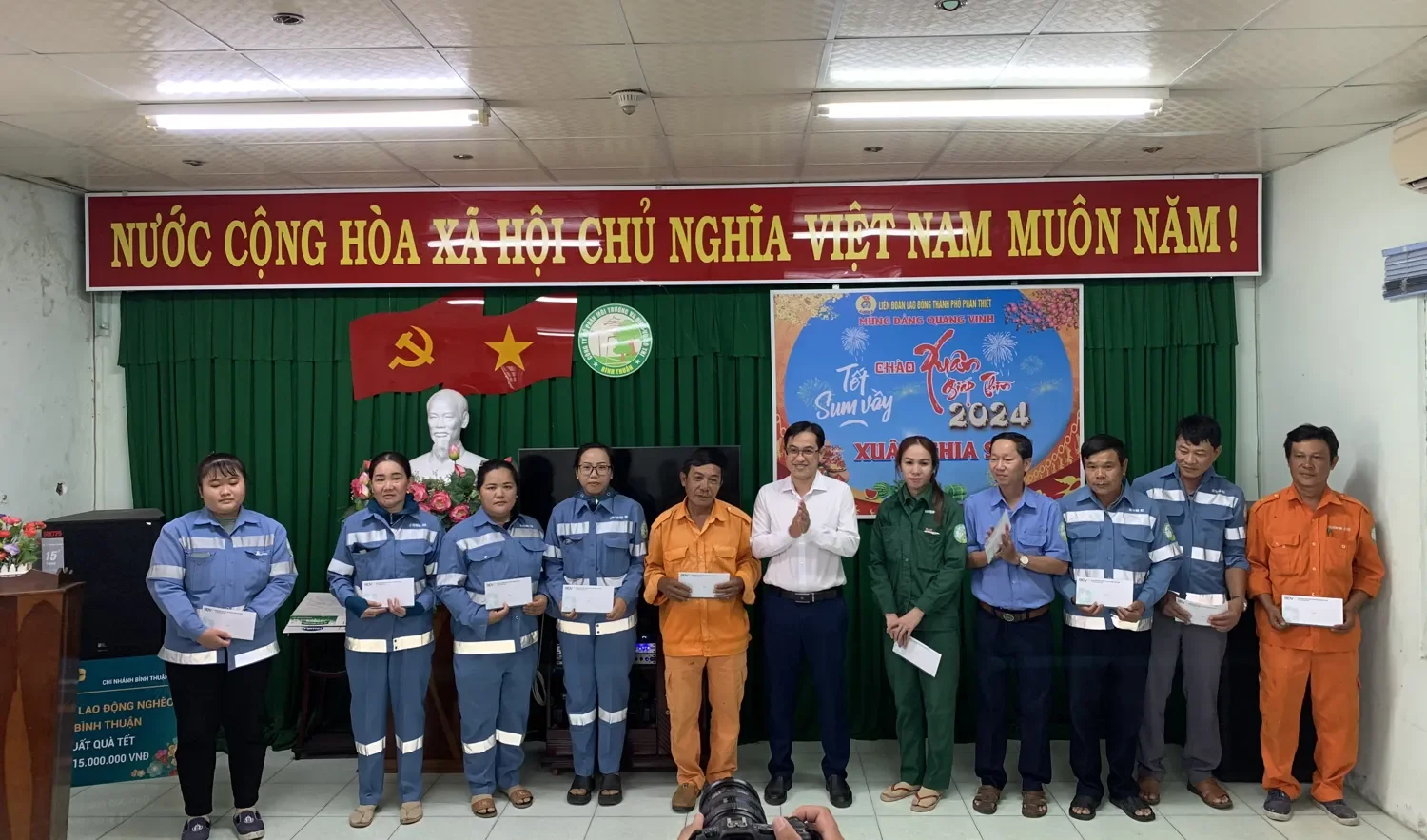 Ông Phạm Thanh Huy - Phó Chủ tịch Công đoàn Ngân hàng BIDV tặng quà cho người lao động.