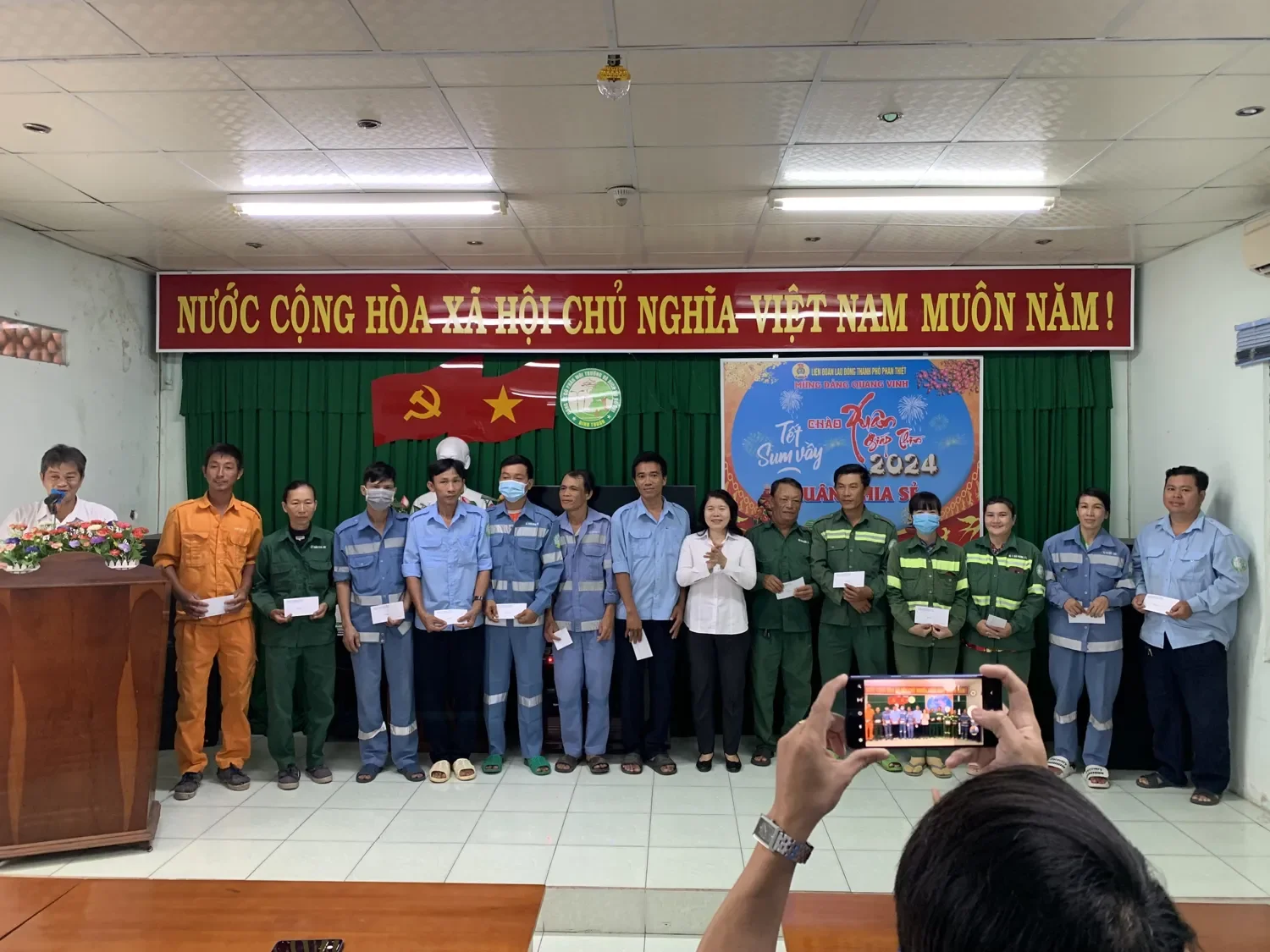 Bà Lê Thị Thanh Thủy - Giám đốc Công ty cổ phần Môi trường và Dịch vụ đô thị Bình Thuận tặng quà cho người lao động.